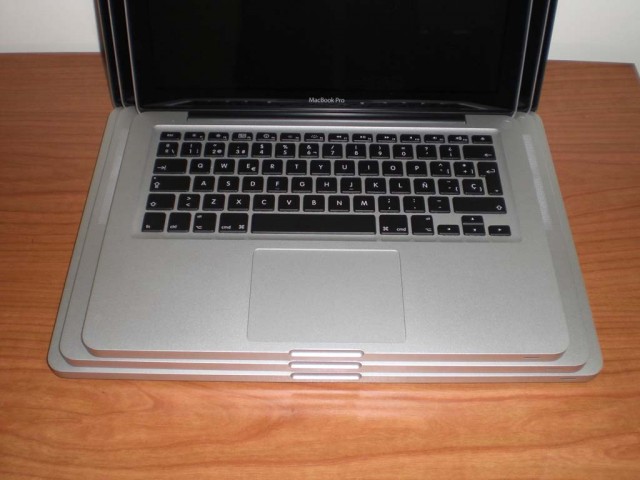 Todos_macbook_pro_mid_2009-07.jpg
