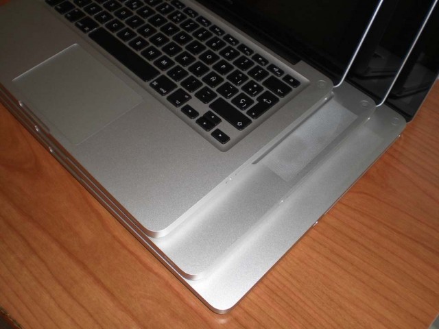 Todos_macbook_pro_mid_2009-09.jpg