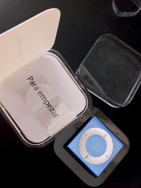 iPod-Shuffle-2010-caja-abierta.JPG iPod-Shuffle-2010-caja-abierta.JPG