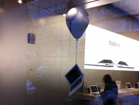 Apple-Store-Ultraportable-MacBook-Air-Pixar-Up-Balloon.jpg