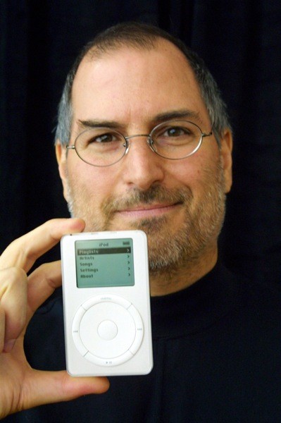 150745 apple computer ceo steve jobs holds up the new apple release in cupert